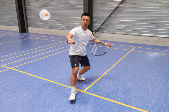 Un Garçon Joue Au Badminton Un Enfant Avec Une Raquette De